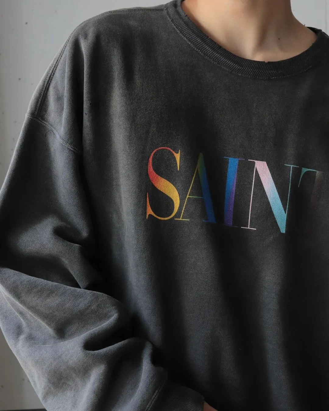 SAINT Mxxxxxx CREW NECK SWT SHIRTS 'RAINBOW SNT'/BLK Rainbow SAINT destruction sweatshirt, washed black S-XL Assute dyeing, genuine whole garment sprayed with horsetail fading process, collar/cuffs frayed in many places, front and rear panels/sleeves super complicated hanging grinding, heavy washing and water discoloration, correct fruit mark/angel mark